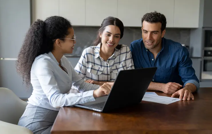 Personas realizando un avalúo con un perito avaluador certificado