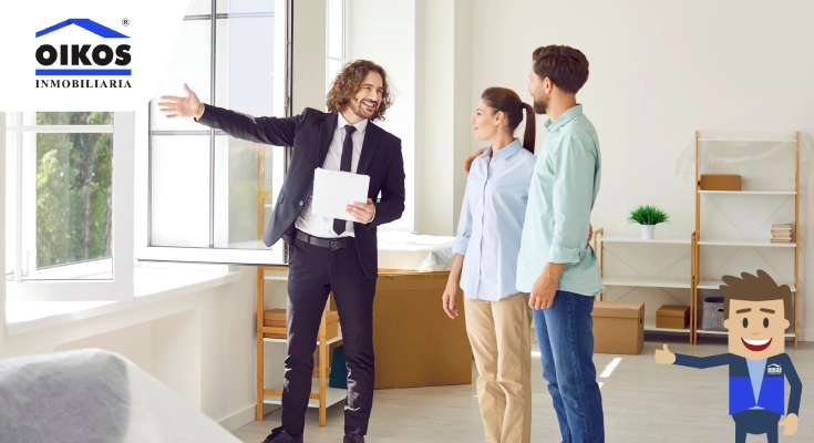 Guía rápida para agendar visitas a apartamentos en arriendo Vendedor inmobiliario y pareja