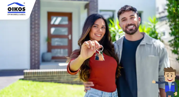 Compra de vivienda usada en Colombia Pareja feliz con las llaves de su nueva casa