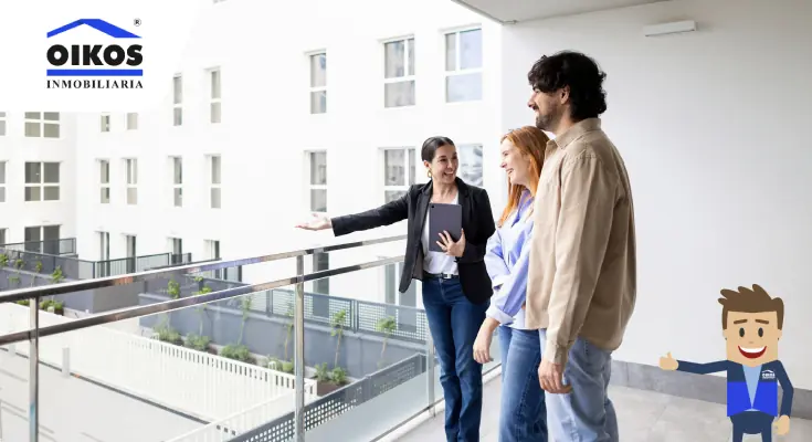 Asesora inmobiliaria mostrando un inmueble