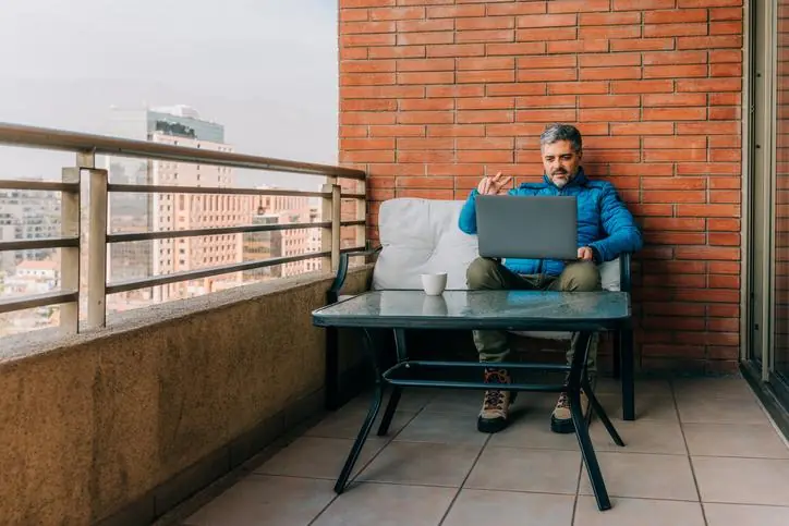 Hombre trabajando en remoto