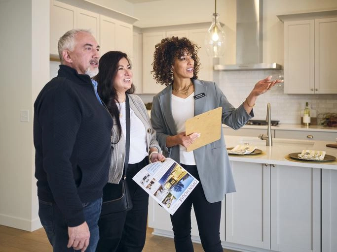 Vendedora inmobiliaria y pareja