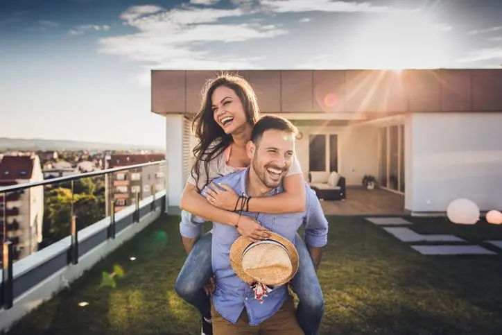 Pareja feliz en una terraza