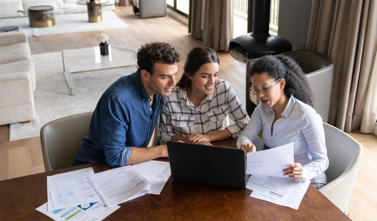 Tres personas estudiando avalúos Tres personas estudiando avalúos