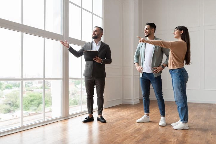 Vendedor inmobiliario y pareja