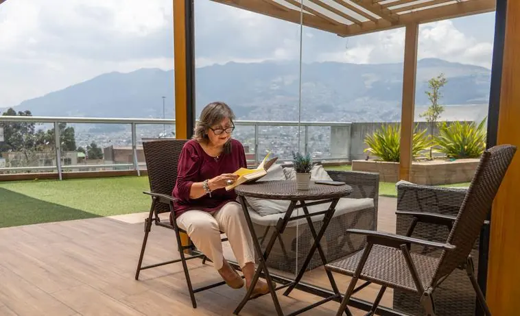 Mujer leyendo en el balcón