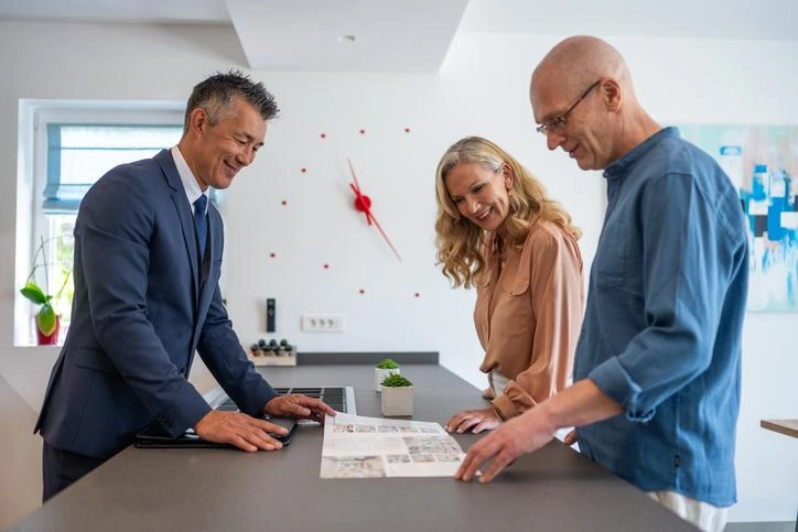 Familia y vendedor inmobiliario Familia y vendedor inmobiliario
