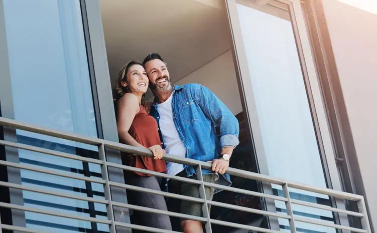 Pareja feliz en un balcón