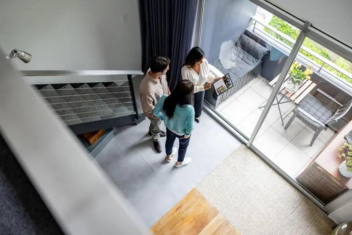 Pareja viendo un inmueble con una asesora inmobiliaria