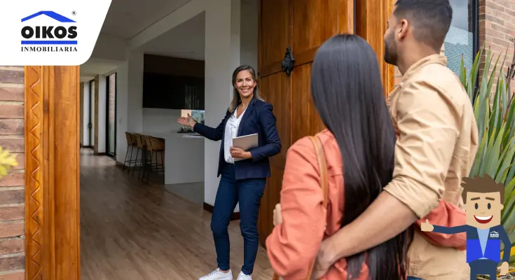 ¿Qué tipo de inmuebles se están moviendo más rápido en 2026? Personas viendo un inmueble