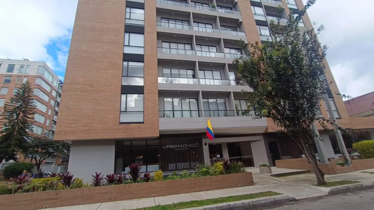 Apartamentos pequeños y apartaestudios Edificio de apartamentos con bandera de Colombia afuera