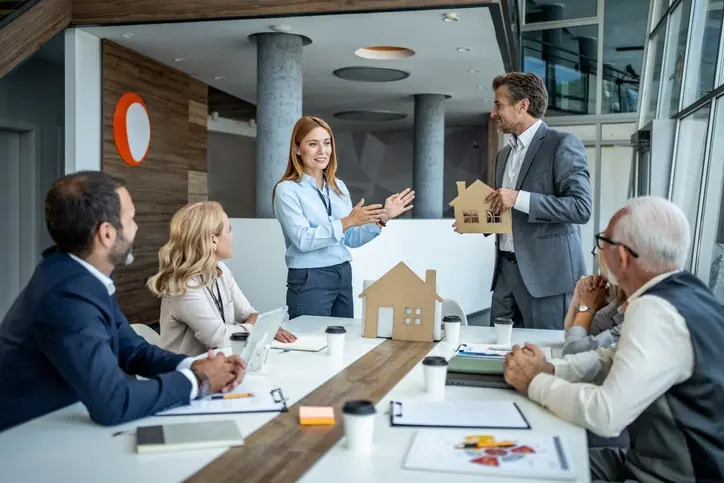 Estrategia de venta mal enfocada Personas en reunión