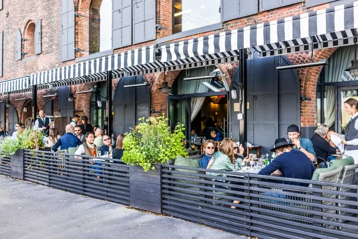 Chapinero como zona estratégica para inversión gastronómica Personas en mesas de restaurantes