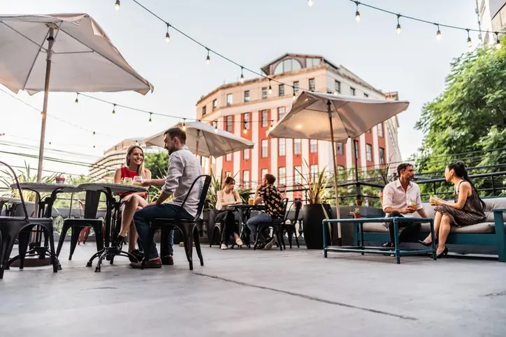 Movilidad y acceso privilegiado Personas en mesas de restaurantes