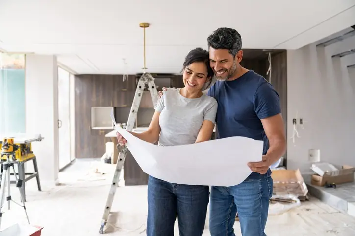 Alta rotación por demanda en arriendo Pareja viendo planos de vivienda