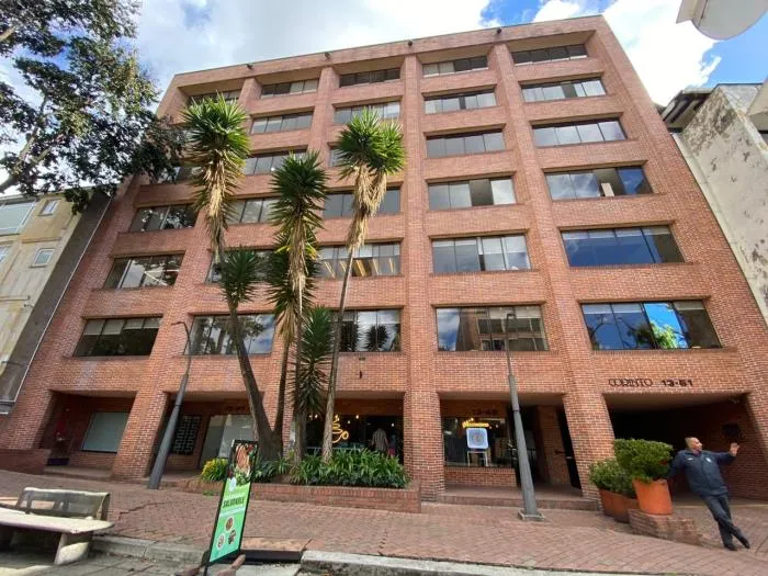 Oficina en Chapinero Norte, código 2540 Oficina amplia con mobiliario en Chapinero Norte