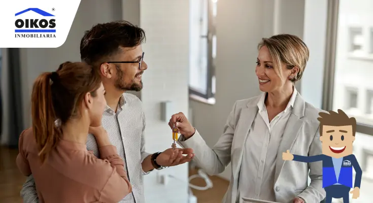 Pareja feliz recibiendo las llaves de su inmueble nuevo
