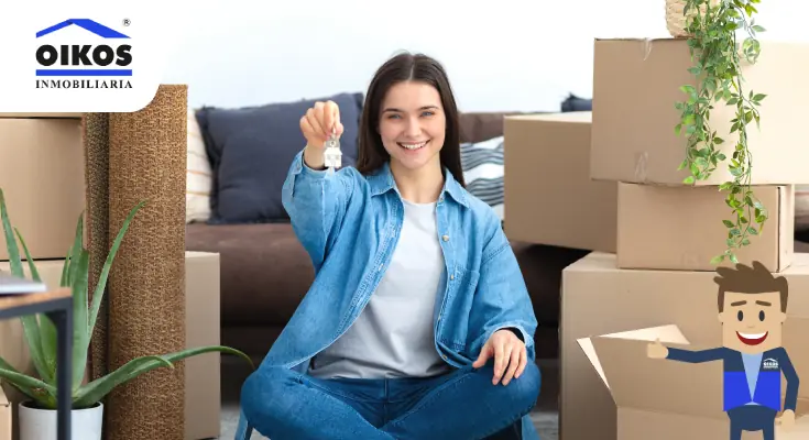 Apartaestudios en arriendo cerca de universidades en Bogotá Estudiante con las llaves de su apartaestudio cerca de varias universidades