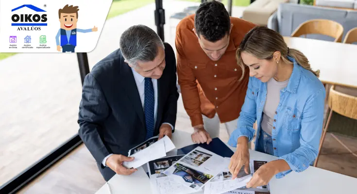 Agente inmobiliaria mostrando inmuebles a una pareja
