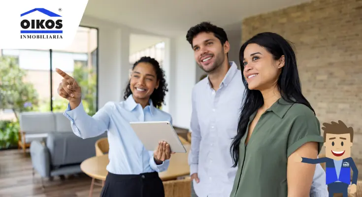 ¿Cómo una inmobiliaria ayuda a reducir riesgos legales al comprar vivienda? Agente inmobiliaria atendiendo a una pareja