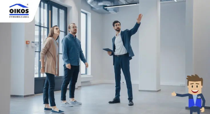 Pareja viendo una oficina con un agente inmobiliario