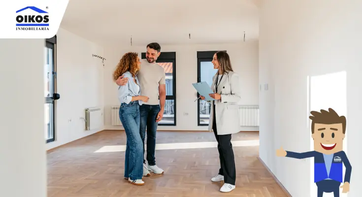 Personas viendo un inmueble con una agente inmobiliaria