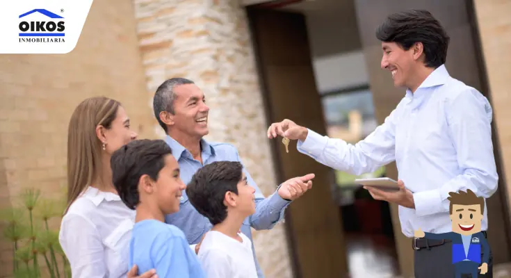 Familia feliz recibiendo su vivienda