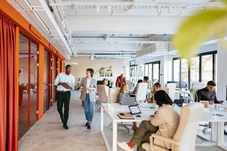 Oficina moderna con empleados 