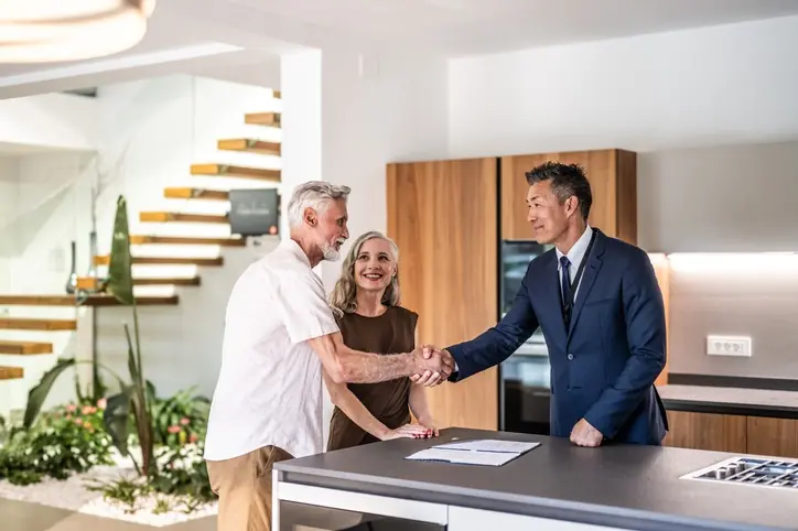 ¿Listo para comprar sin improvisar? Agente inmobiliario con clientes