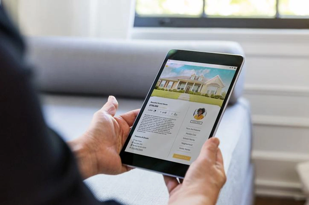 Publicación en portales inmobiliarios de alto tráfico Persona leyendo en tablet
