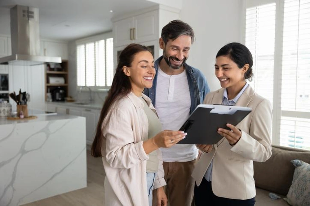 Acompañamiento inmobiliario para cerrar más rápido Pareja comprando inmueble