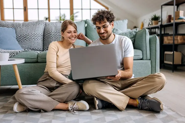 Estrategias para encontrar el apartaestudio ideal Pareja viendo su pc