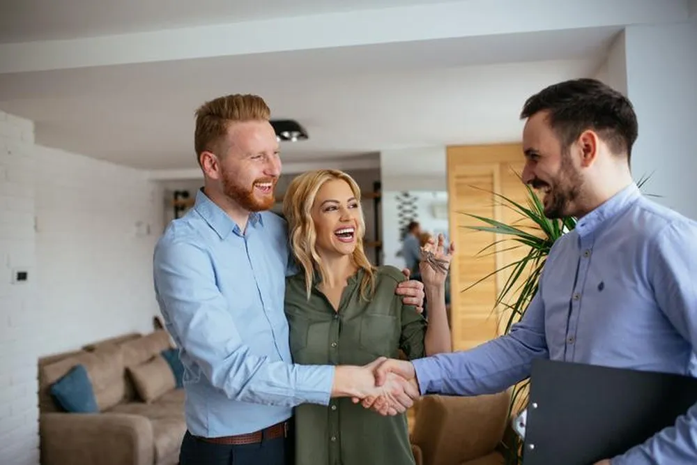 ¿Estás listo para vender más rápido? ¡Contáctanos! Personas cerrando venta