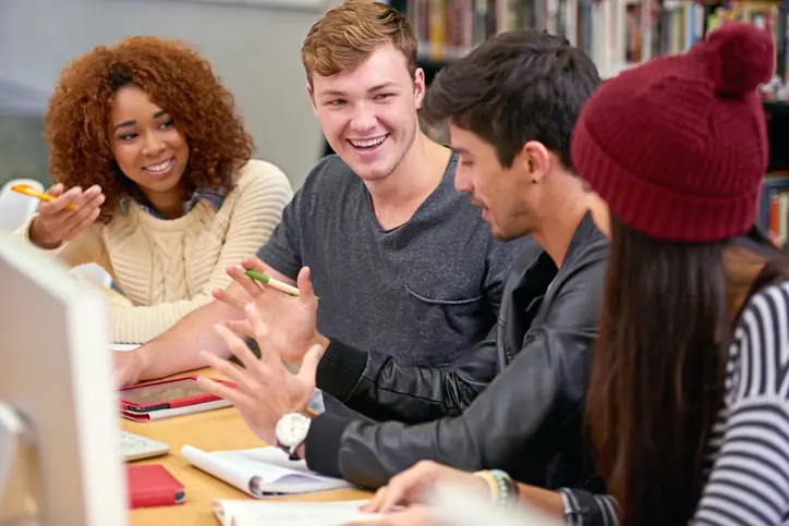 Ventajas de vivir cerca del campus universitario Estudiantes en clase