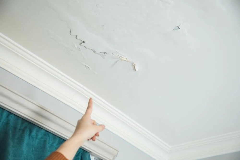 ¿Por qué algunos inmuebles tardan más en venderse? Grietas en el techo