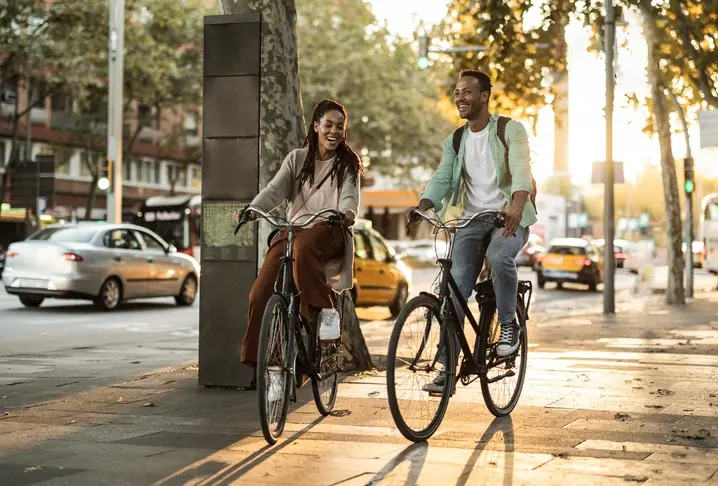 Reducción del estrés cotidiano Estudiantes montando en bicicleta