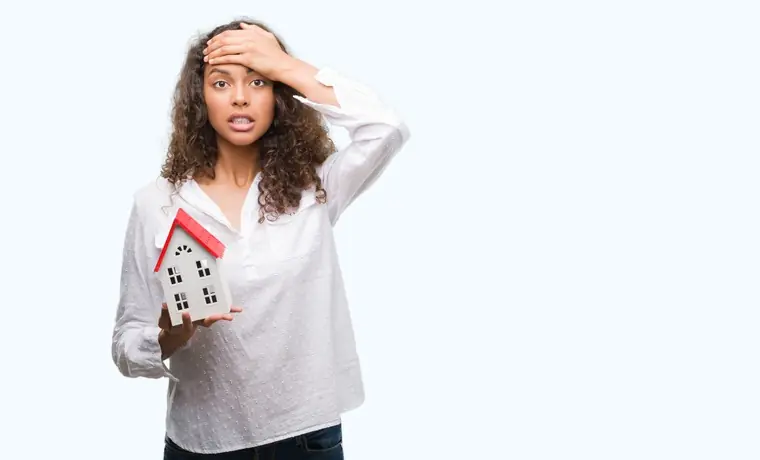 Red flags frecuentes al vender sin escritura Mujer con una casa en la mano