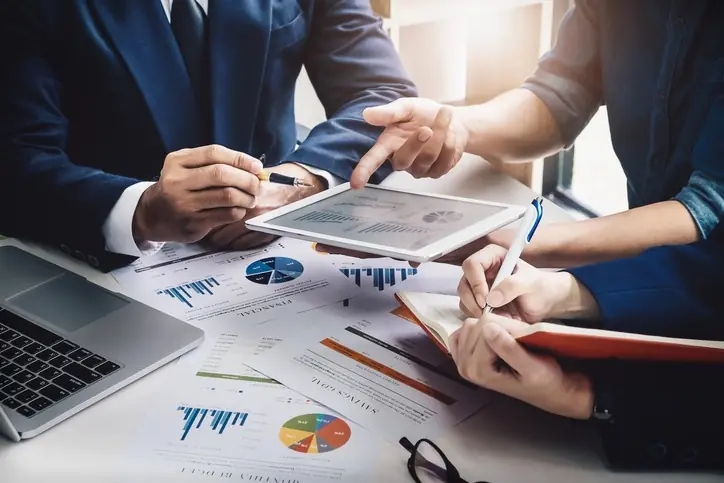Riesgos y desafíos que debe evaluar el inversionista Personas analizando gráficas