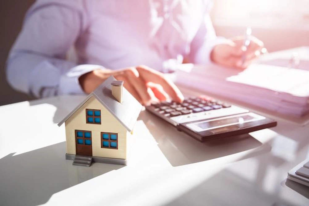 Fijación estratégica del precio desde el inicio Hombre usando calculadora