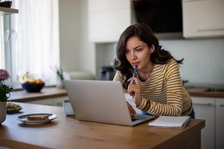 Mujer revisando su pc