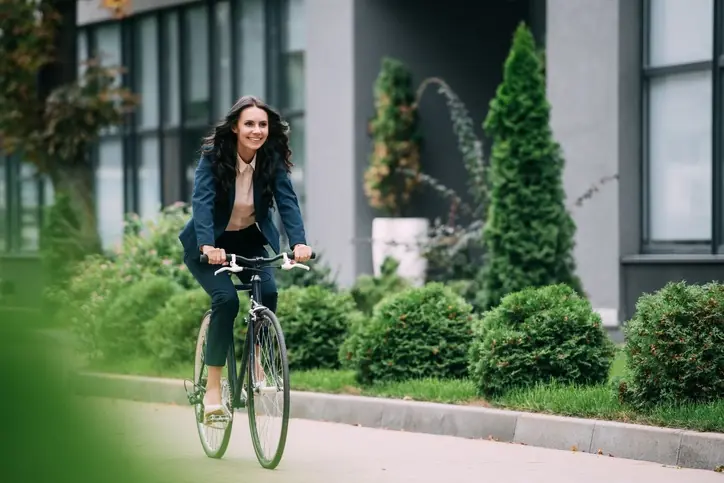 Espacios híbridos: qué buscan las empresas al comprar oficinas este año Mujer en bicicleta