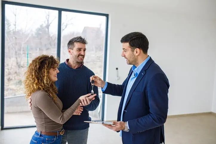 Rentabilidad para arrendar Agente inmobiliario entregando las llaves de su casa