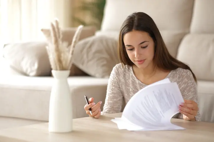 ¿Qué revisar antes de firmar cualquier documento? Mujer leyendo un documento