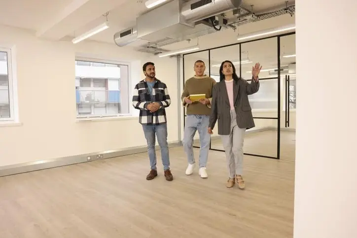 Personas viendo una oficina