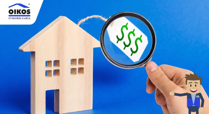 Casa en venta vista a través de una lupa
