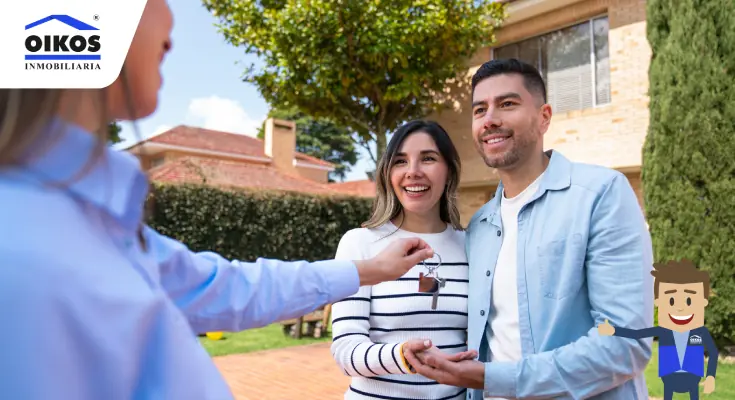 ¿Vas a vender tu inmueble? Pareja recibiendo llaves de vivienda nueva