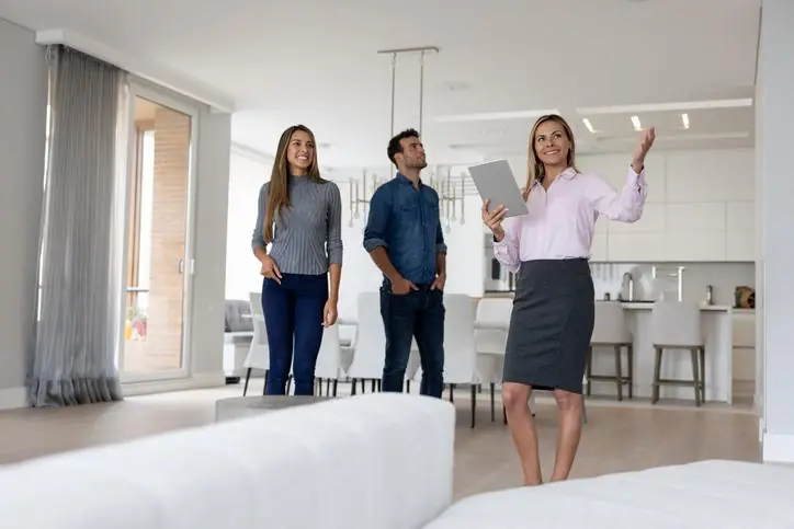 Asesora inmobiliaria enseñando un inmueble