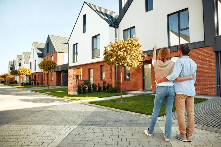¿Cómo encontrar la casa ideal en arriendo con respaldo profesional? Pareja viendo una casa