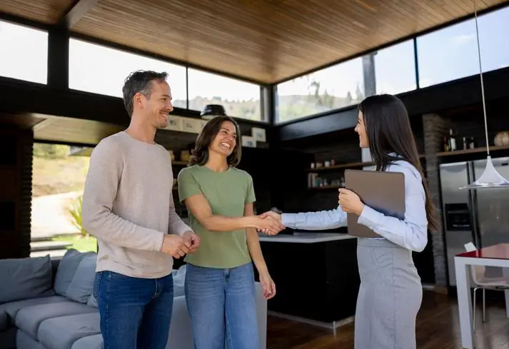 Pareja con asesora inmobiliaria