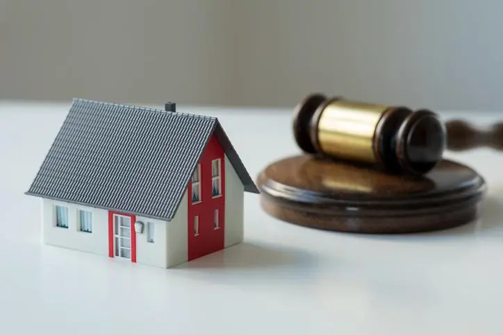 Diferencias legales clave entre ambas opciones Ilustración de la balanza de las diferencias legales en inversión inmobiliaria